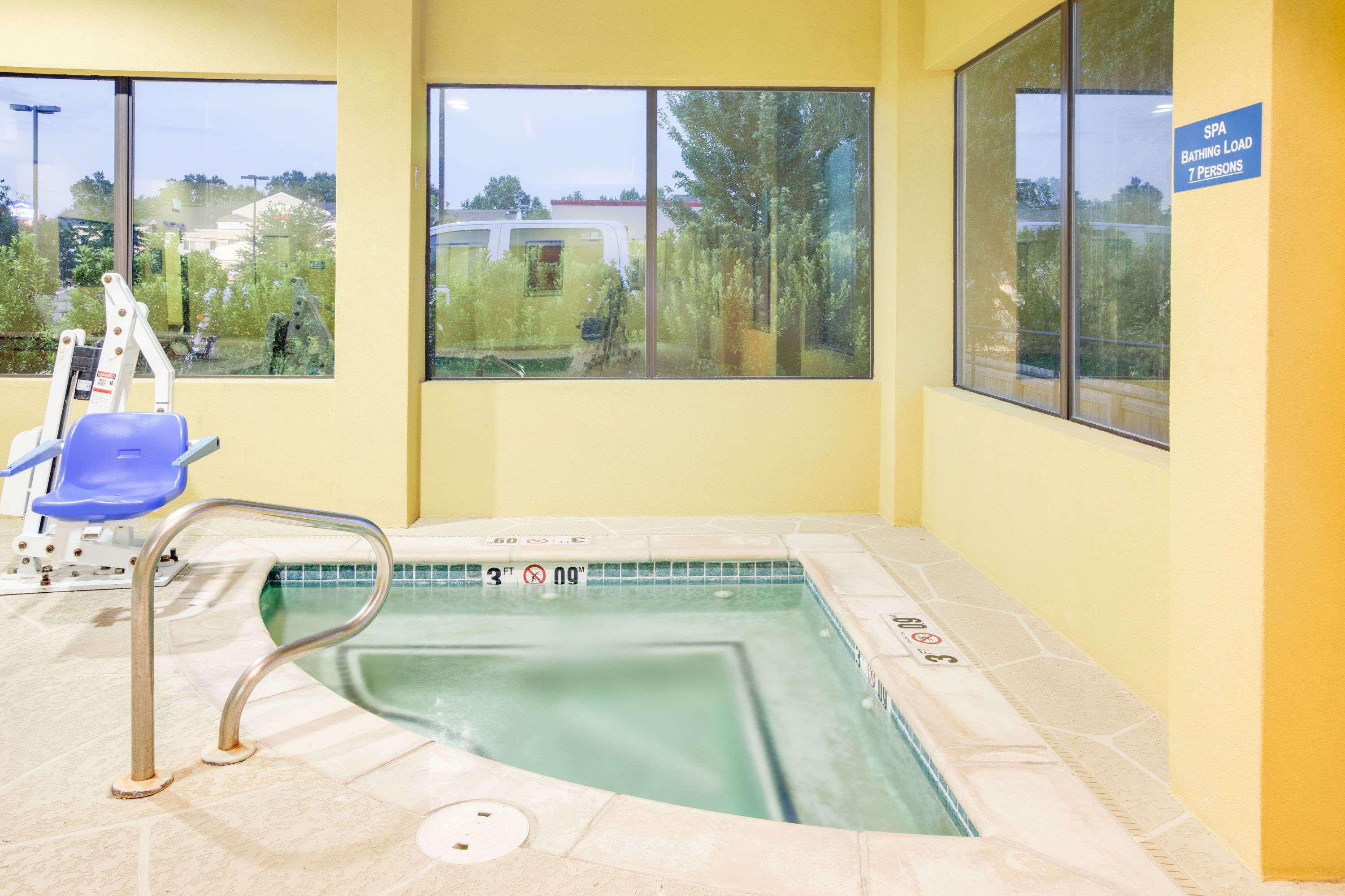 Days Inn & Suites By Wyndham Russellville Dış mekan fotoğraf