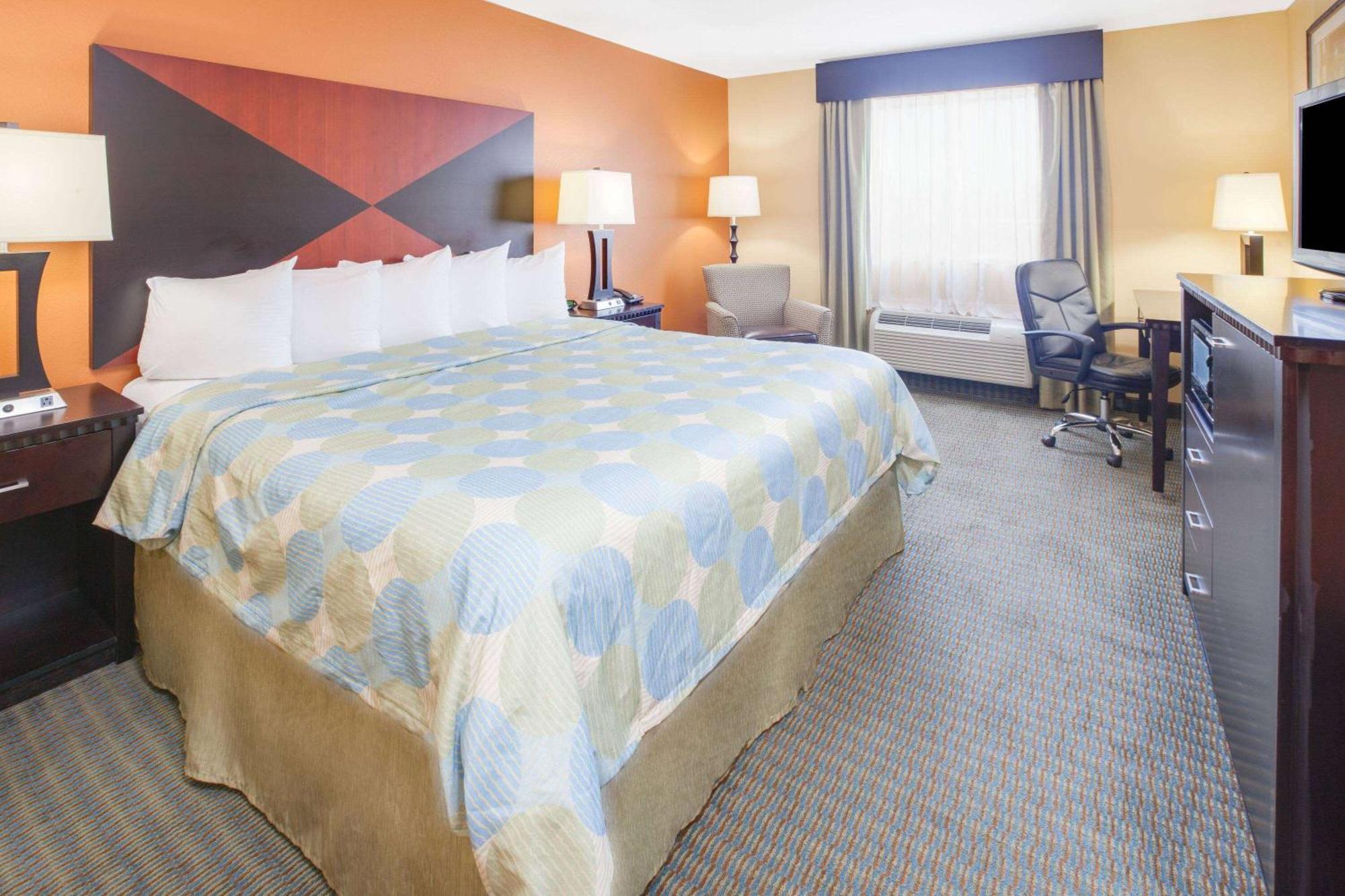 Days Inn & Suites By Wyndham Russellville Dış mekan fotoğraf